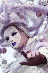 Maschera di carnevale bianca e viola