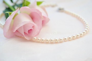 真珠とバラ