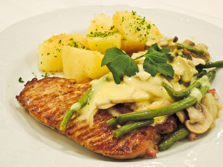Schweinesteak mit grünen Bohnen
