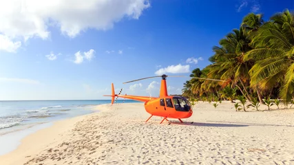 Zelfklevend Fotobehang Helikopter Helikopter op Caribisch strand
