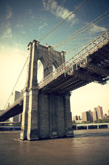 Obraz premium Molo Brooklyn Bridge w Nowym Jorku, styl vintage, Manhattan, Nowy Jork, USA