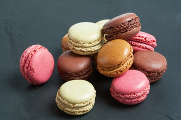 Macarons de couleurs différentes sur fond d'ardoise
