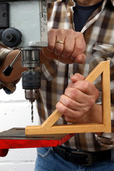 Standbohrer wird heruntergekurbelt, holzbohren