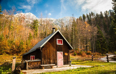 Fototapeta na wymiar Alpine hut with a bench