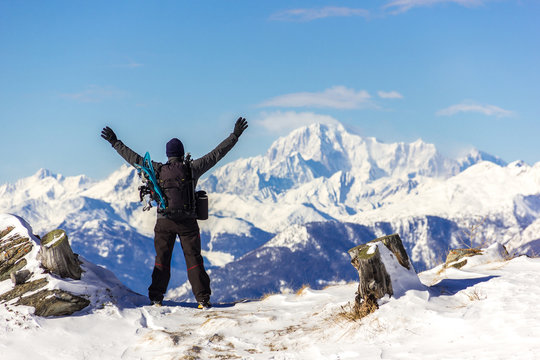 Persona felice in montagna con braccia alzate