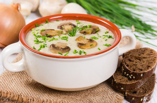 Cream soup with mushrooms