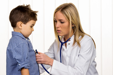 Ärztin und kleiner Junge