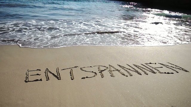 Wort Entspannen in Sand gezeichnet