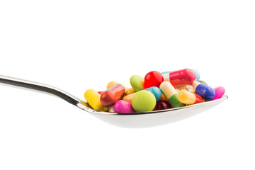Viele Tabletten auf Löffel