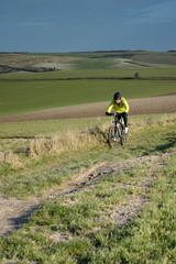 Fototapeta na wymiar vélo dans la campagne