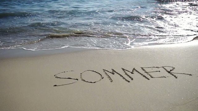 Wort Sommer in Sand geschrieben