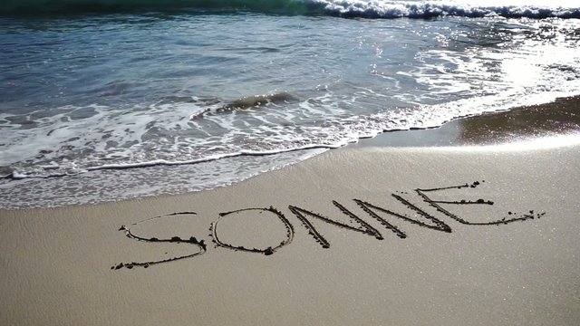 Wort Sonne in Sand gezeichnet
