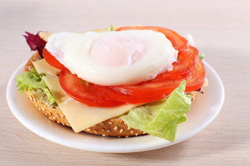 Sandwich with poached egg and vegetables