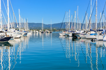 Obraz premium Harbuor with yachts and sailboats