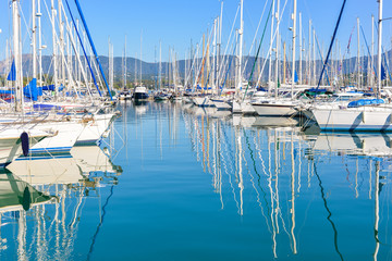 Obraz premium Harbuor with yachts and sailboats