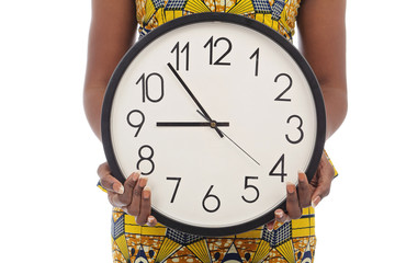 femme africaine tenant horloge