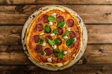 Salami, spinach and muschrooms rustic pizza
