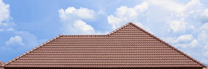 Deurstickers dak in aanbouw met stapels dakpannen voor woningbouw © wittybear