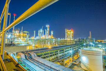 Fototapeta na wymiar Beautiful twilight of refinery plant