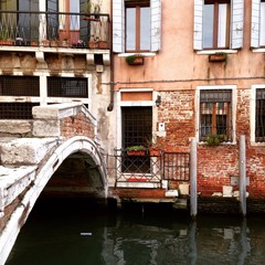 Fototapeta na wymiar escena de un canal veneciano