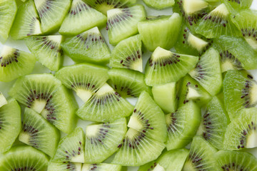 Slices of kiwi fruit - 76790175
