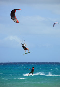 envol de kitesurfeur en comp&eacute;tition