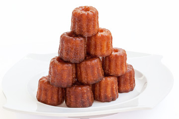 Canelés de Bordeaux sur fond blanc