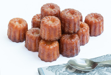 Canelés de Bordeaux sur fond blanc
