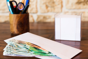 Umschlag mit Geld auf einem Schreibtisch