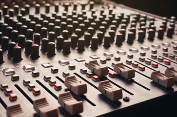 audio mixing console