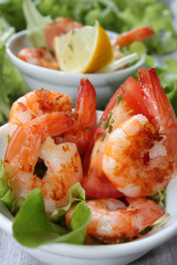 gebratene Garnelen auf Salat