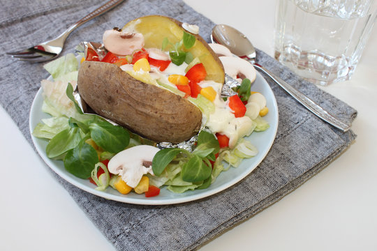 Folienkartoffel mit Salat