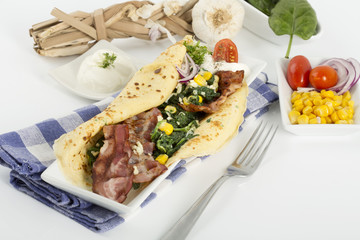 Crepe mit Blattspinat, Bacon, Mais, Käse, Knoblauch und Schmand