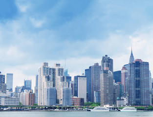 Fototapeta na wymiar Midtown Manhattan skyline from East River