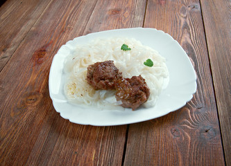 meat with vegetables and rice noodles