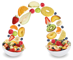 Fliegender Fruchtsalat mit Früchte wie Orange, Apfel, Banane, P