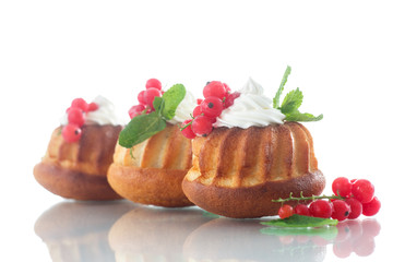 Muffins with berries and cream