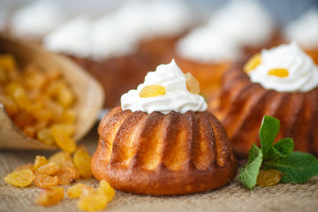 muffins with cream cheese and raisins