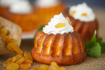 muffins with cream cheese and raisins