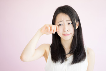 泣く女性