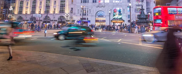 Foto op Canvas LONDEN - 27 SEPTEMBER: Beweging wazig verkeer en mensen passeren t © jovannig