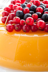 Torta al  gelo di mandarini con ribes e mirtilli