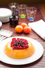Torta al  gelo di mandarini con ribes e mirtilli