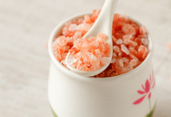 Fototapeta na wymiar Himalayan pink salt in small bowl