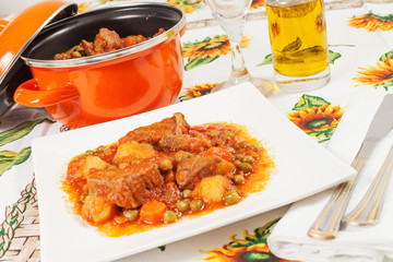 spezzatino di carne con patate, piselli e carote