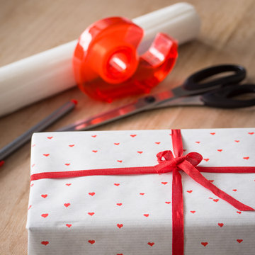 Simple Gift Wrapping for St. Valentine’s Day