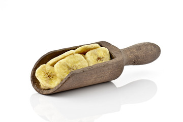 Suszone banany na drewnianej łyżce