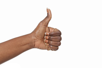 pouce lev&eacute; femme noire