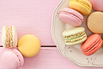 Bunte Macarons auf Teller