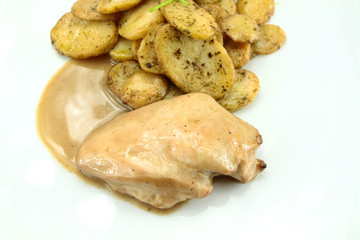 escalope de volaille et pommes de terre salardaise